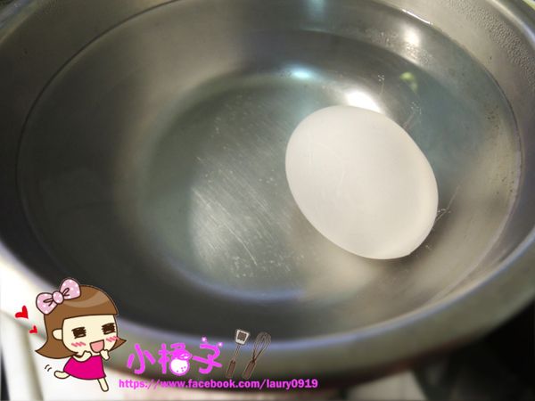500ML的熱水再加入100ML的冷水，輕放入雞蛋，水要淹蓋過整顆蛋。
蓋上鍋蓋悶30分鐘