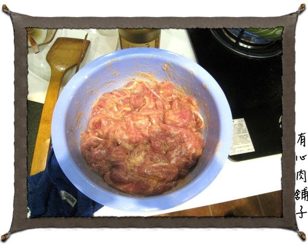 以三斤肉、兩顆蛋的比例，將鴨菲力與蛋汁充分拍打吸收。