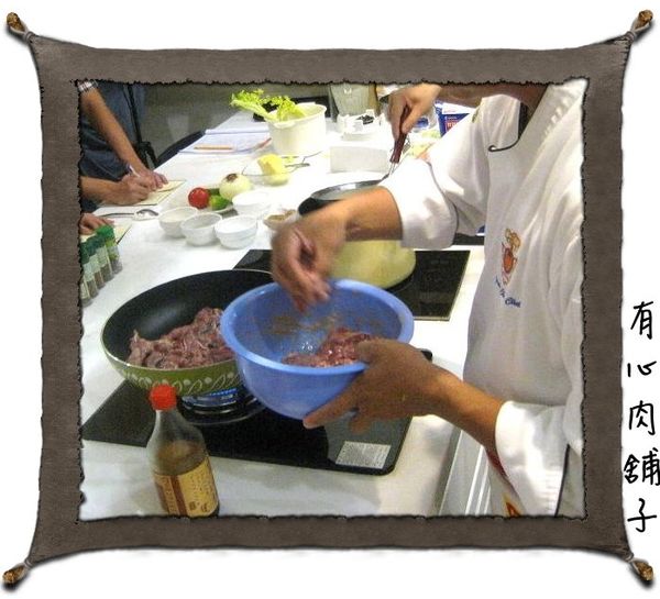 加入中筋麵粉適量均勻攪拌，並加上少許橄欖油。