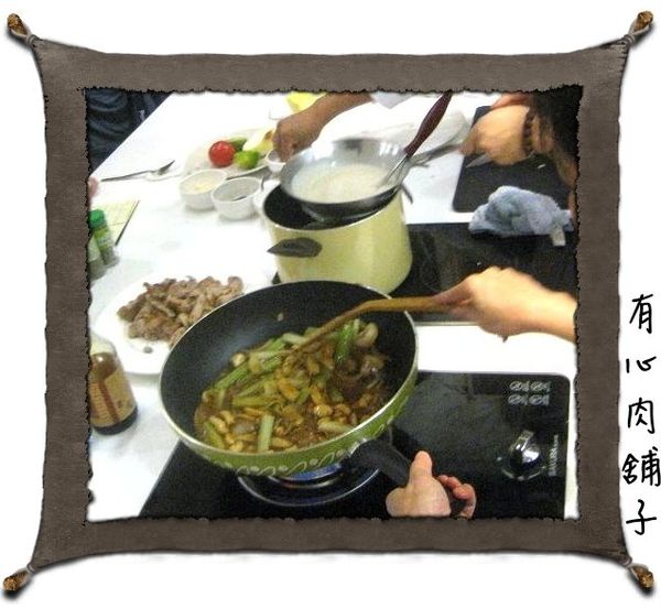 可加入洋蔥、西芹、香菇等配菜拌炒。