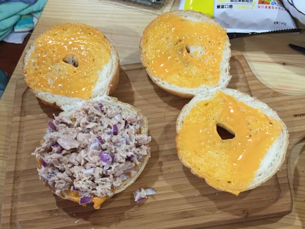 蛋先煎好備用
鮪魚拌美乃滋跟切丁洋蔥
因為我沒烤箱
所以起司跟貝果我先微波
放上伴好的鮪魚
放上蕃茄
放上海苔
切哈密瓜
完成