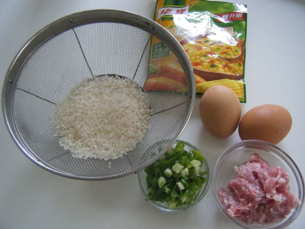 康寶金黃玉米濃湯包一包、米半杯洗淨、蔥花一碗，絞肉、蛋2顆。