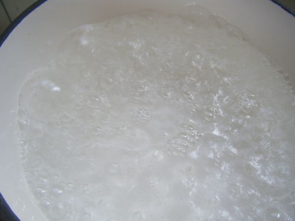 煮好粥的重點在於水滾後再把生米放進鍋。(水約4-5碗。)