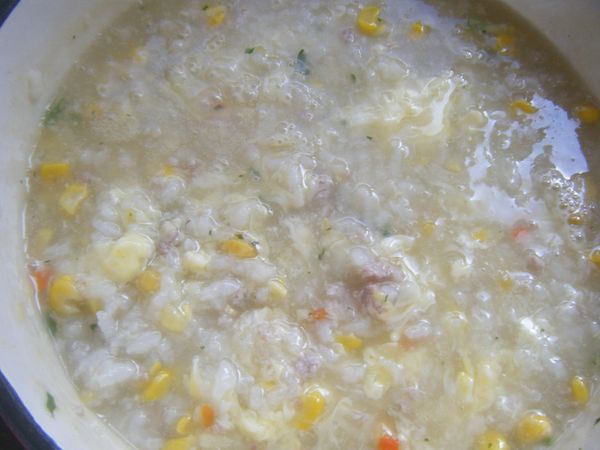 蛋打散後放進鍋裡，1分鐘後才攪拌。