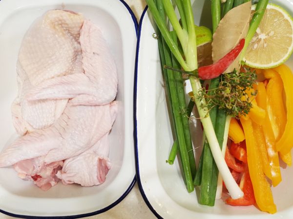 將三節翅切成棒棒腿和兩節翅,甜椒切絲備用