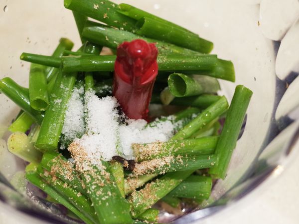 青蔥切段放入食物攪拌器加入百里香、月桂葉、辣椒、去皮大蒜、丁香、荳蔻粉、蘭姆酒、白酒醋、和鹽攪打至糊狀後,可以再加1小匙橄欖油攪拌均勻