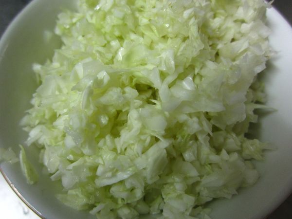 高麗菜切碎並灑少許鹽,放入冰箱15分鐘後,取出擠出水分備用
PS因為沒有調理機,所以以下食材自己是用切的,如果有食物調理機,可以把食材再切得更細碎!
