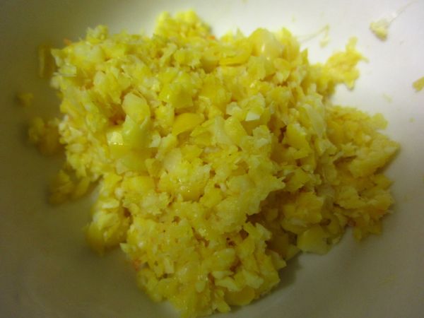 玉米粒切碎備用(玉米粒是新鮮玉米切下來的,可以先蒸熟再切或是先切再蒸熟)