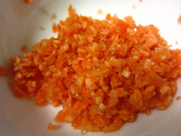 紅蘿蔔切碎備用