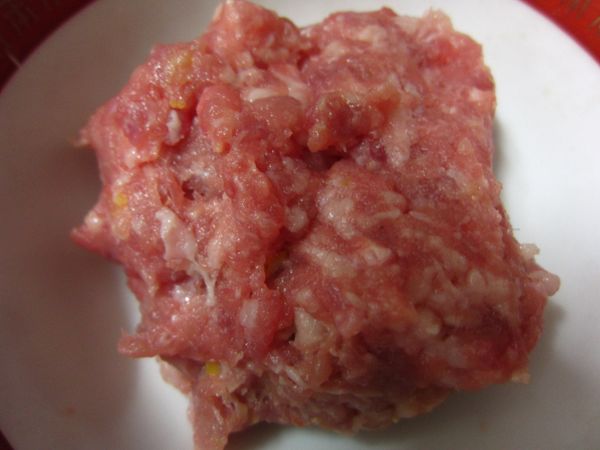 豬絞肉有請攤販多絞幾次,如果不放心的話,可以自己再多剁幾次喔