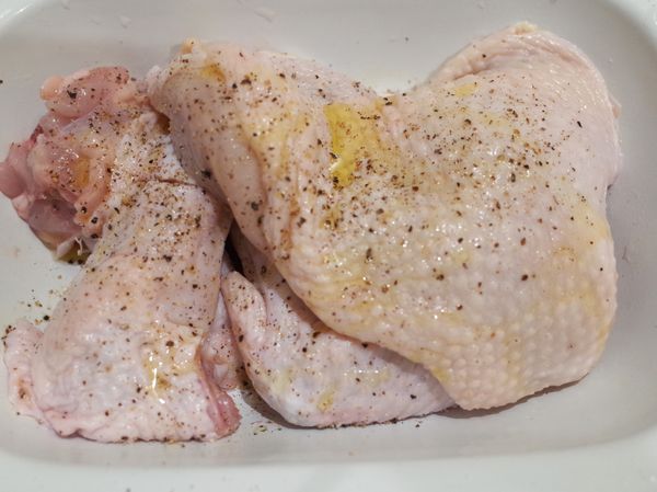 雞腿與雞翅淋上橄欖油撒上鹽與胡椒