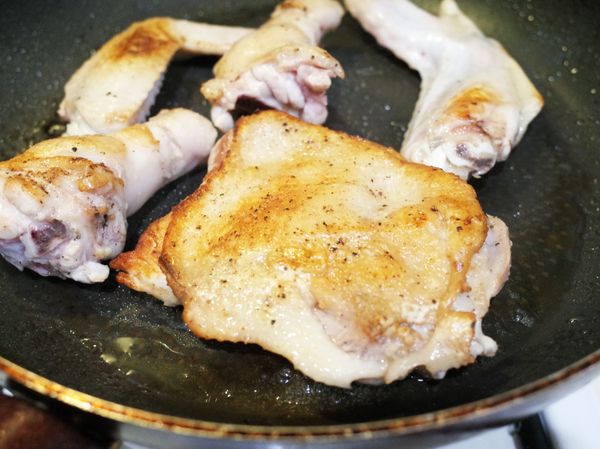 平底鍋放入少許橄欖油加熱再放入步驟3雞腿雞翅先從皮的那一面開始煎起煎至呈金黃色即可