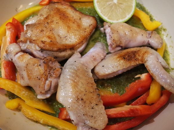 將步驟2做好的醬料放入烤鍋底,再放上煎好的雞腿雞翅淋上蜂蜜,放上甜椒絲和檸檬