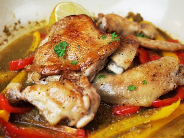 放入220度烤箱烤15-18分鐘至雞肉熟透,香噴噴烤雞出爐