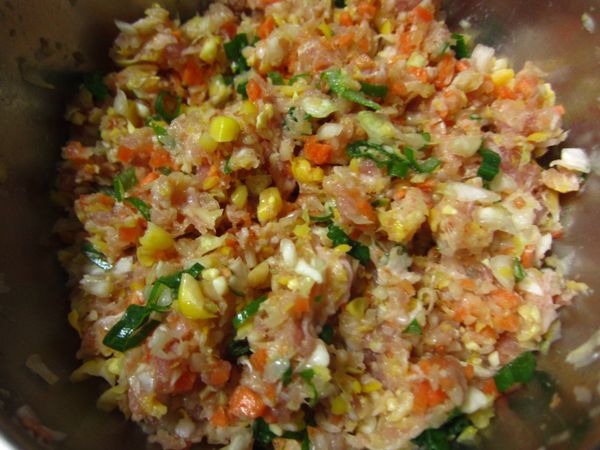 將上述食材與蔥末.高湯一同攪拌放入冰箱約20分鐘就可以開始包囉