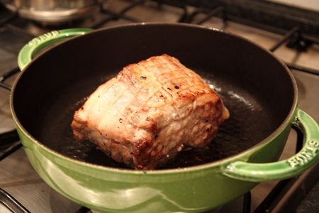 將肉放入用大火每一面都煎到金黃色．