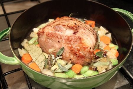 接著將倒入白酒，將原來炒過的蔬菜加入，再加上壓碎的香料，迷迭香／月桂葉／鼠尾草，及高湯（約2cm高）．

放入預熱180度C的烤箱烤，中間不時拿出來將底部的汁澆淋到肉身上，維持肉的溼潤，如果汁乾了，再加上熱高湯．