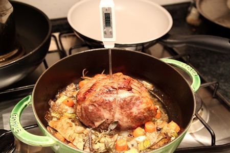 烤約50分鐘，可用溫度計插到肉裡測，約75-78度C即可．
烤好的肉取出放架上，灑點鹽跟黑胡椒，用保鮮膜包好．
將底部的蔬菜去除掉一些香草後，放入食物處理機，加一點高湯進去打成醬．
將肉剪開綿線切片後，搭配蔬菜醬即可．