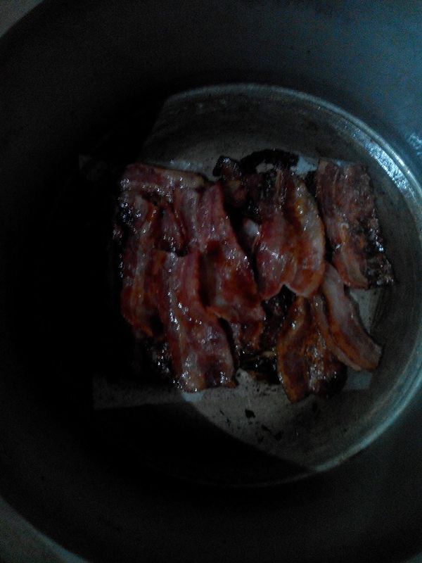 電鍋內放一張烘培紙,放入培根肉.