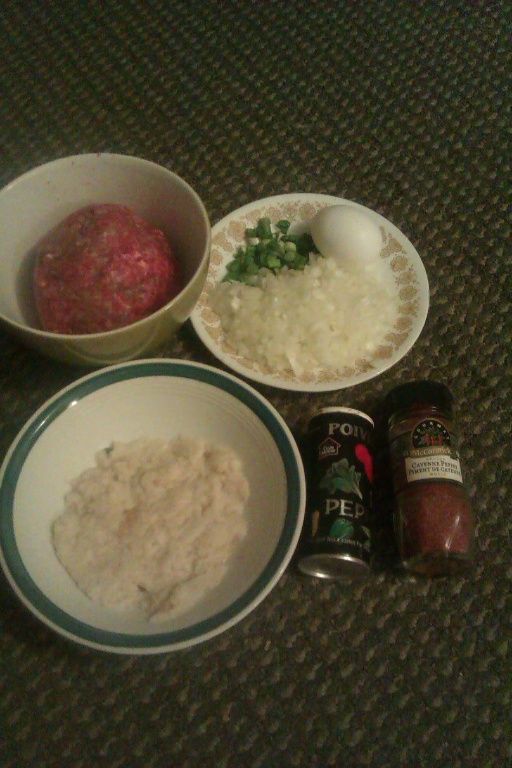 ★土司用水泡軟瀝乾。也可以用饅頭取代。可以增加口感紮實度，沒有也可以（我通常是看家裡如果有快過期的土司才加，不會刻意準備）