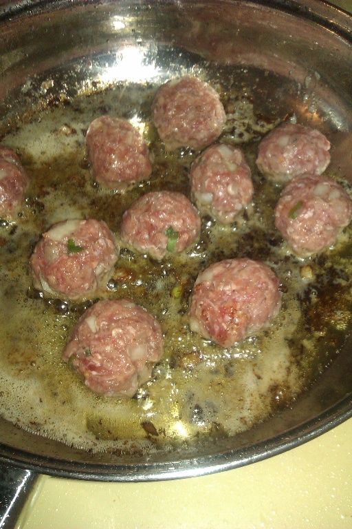 ★把肉丸揉成小圓球，下鍋煎。