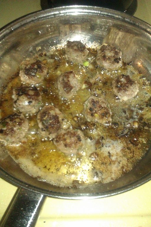 ★煎的時候，一定要有耐心喔，下鍋大概要等兩分鐘左右在翻面

★如果太早翻，肉丸會散掉，要等到一面微焦時，再翻面