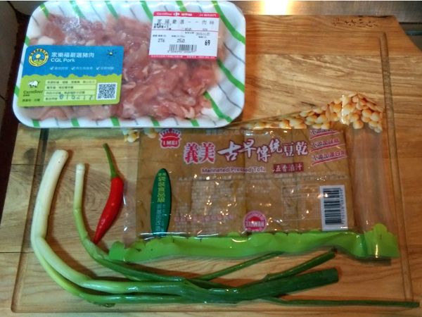 準備家樂福嚴選肉絲及其他食材。