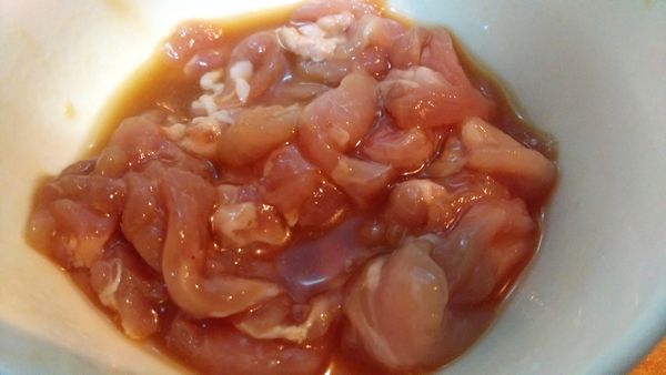 加入醬油和米酒醃10分鐘。