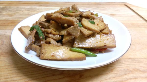 最後再放放入蔥，稍微拌炒即可上桌。