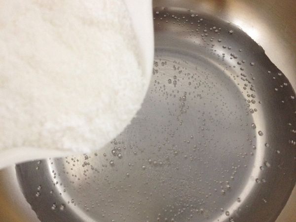 將水煮滾後 倒入攪拌好的砂糖 以中小火煮滾後關最小火再煮ㄧ分鐘