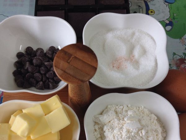 備妥材料 低筋麵粉過篩 奶油切小丁