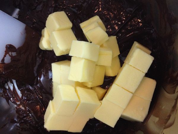 融化後加入切丁奶油攪拌均勻備用