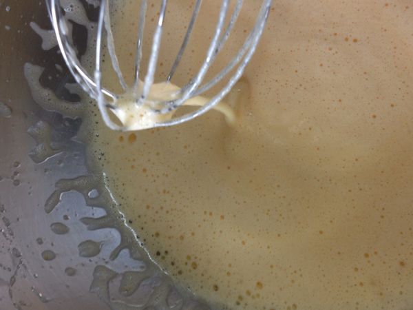 取ㄧ鋼盆 將雞蛋 糖 鹽 加入 打發至有皺折