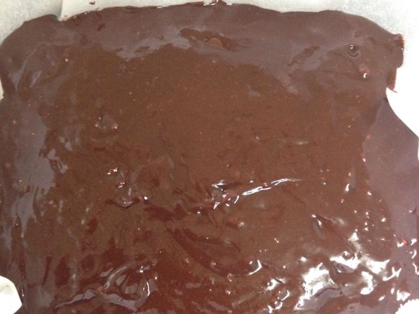 倒入鋪上烘焙紙的方盤