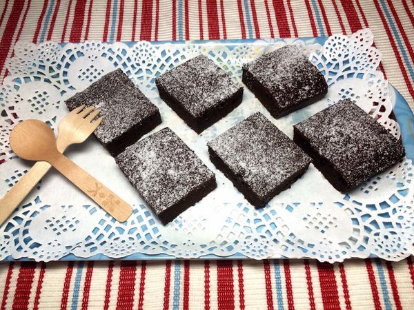 在表面均勻灑上防潮糖粉即可