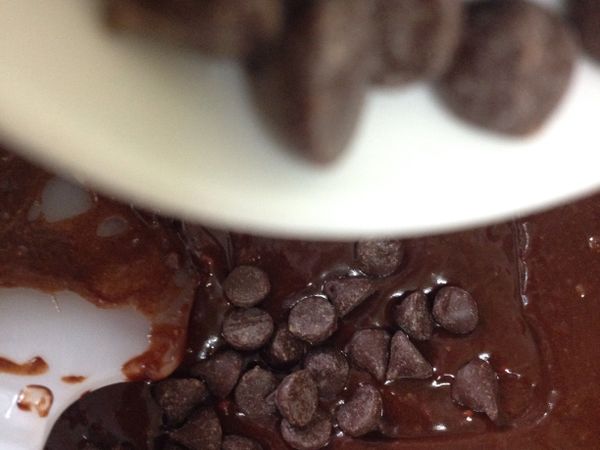 加入水滴巧克力 攪拌均勻