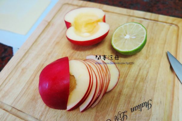 儘量選擇外皮鮮豔的蘋果，刷洗乾淨後對切，挖去蒂頭及中心果籽的部分，切成約0.2~0.3cm的薄片狀。