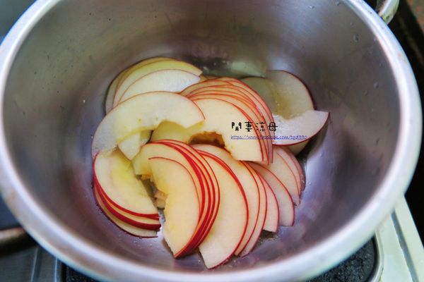 取一開口大一點的鍋子，放入 [配料]的食材，小火跟蘋果片一起煮，最好不要煮太久，大約1-2分鐘即可