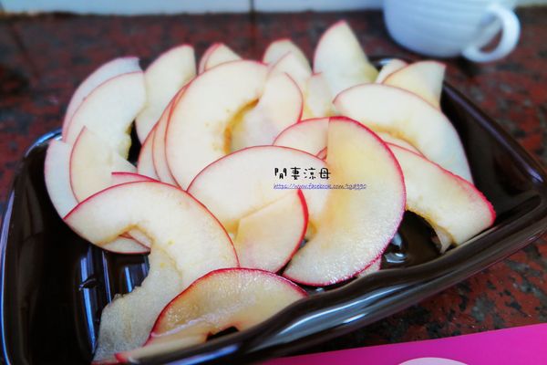煮好的蘋果片撈起瀝乾