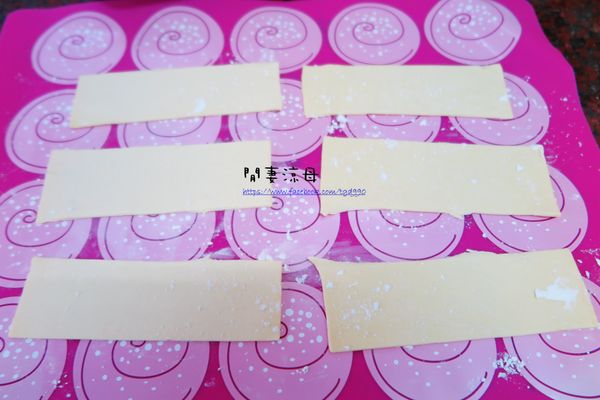 桌上撒少許麵粉防沾，兩片起酥片回溫後，一分為三，把中間的部分連結起來，成一長條狀