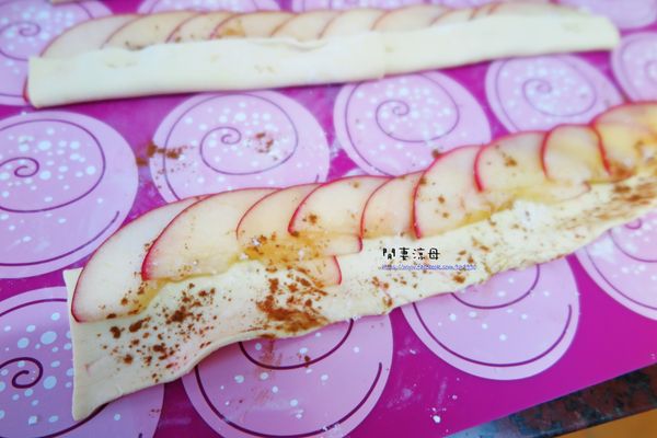 把蘋果片擺上，約1/3處重疊在一起，灑上肉桂粉跟糖，下面留約一公分要對摺