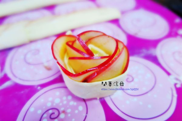 從左自右慢慢的捲起成一朵玫瑰花，收口處壓一下