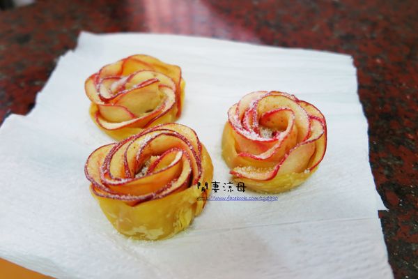 烤好的蘋果花灑上少許的糖粉