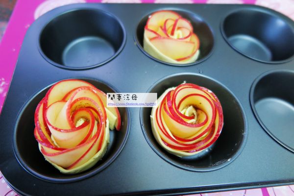 放入馬芬盤裡，烤箱先預熱後放入 200度烤約15分鐘，再用180度烤約20-30分鐘