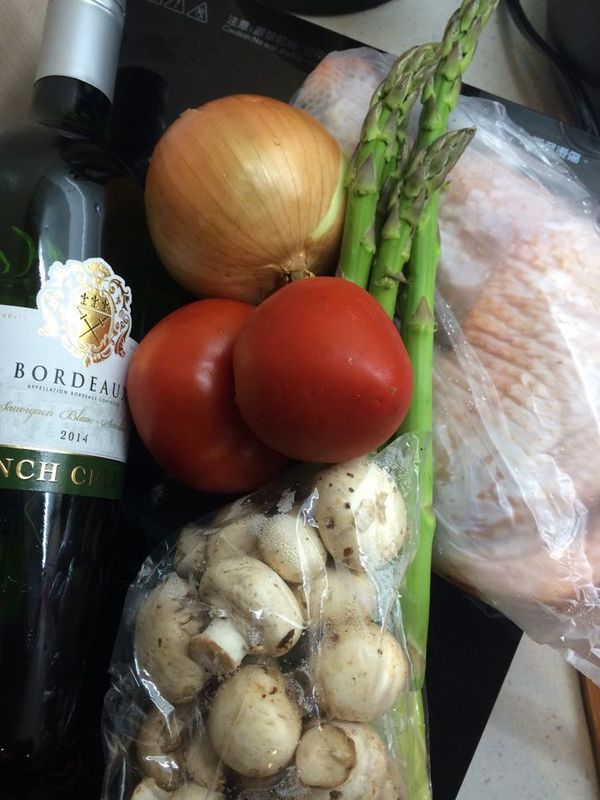 備妥食材，主要食材為雞腿，蘆筍，蘑菇，白酒，蕃茄和洋蔥。