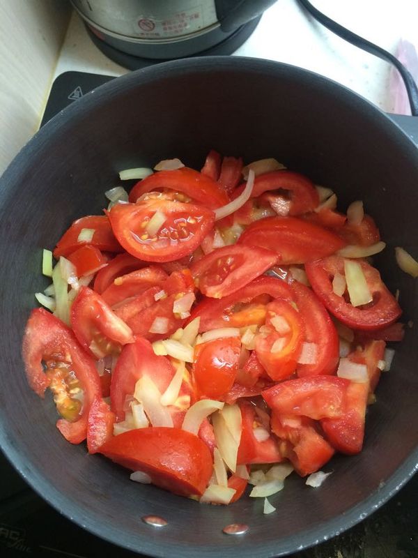 混合橄欖油和奶油，加入洋蔥及蕃茄，做好番茄糊備用。