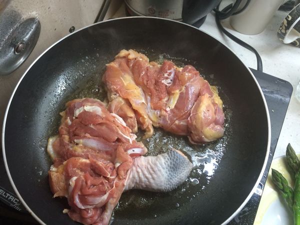 雞腿肉去骨，切成一人份食用大小，先用海鹽及黑胡椒醃過，正反面各煎約二分鐘，雞皮略焦黃後，起鍋備用。