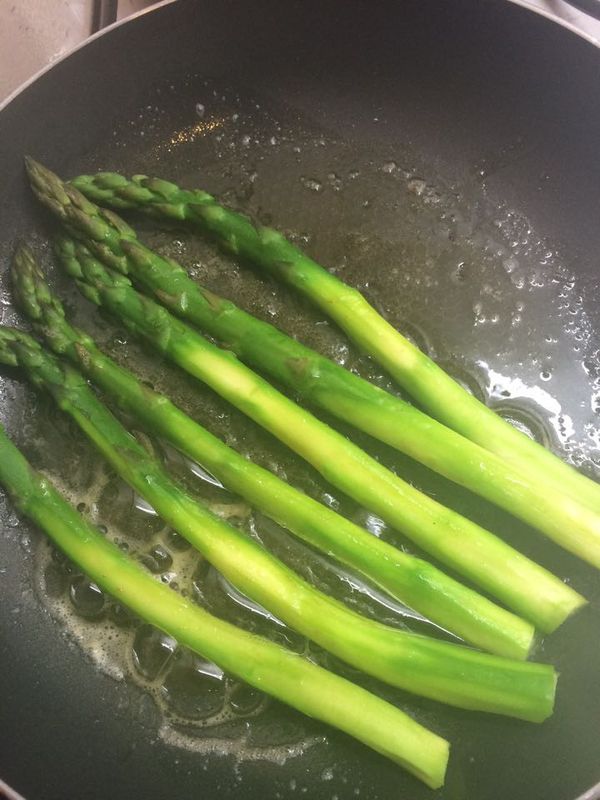 蘆筍清炒後備用。