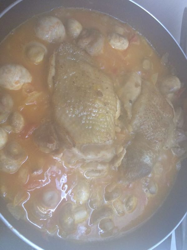 煎過雞腿的油鍋繼續放入蘑菇，蕃茄糊，白酒和高湯（清水亦可）煮滾，將雞腿皮朝上，燉煮約25分鐘。（注意湯汁不要淹過雞皮）。依個人喜好調味，原味也非常清甜。