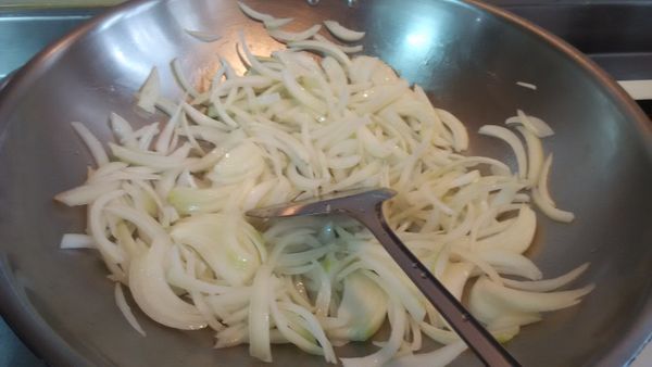 將洋蔥炒到焦黃偏軟